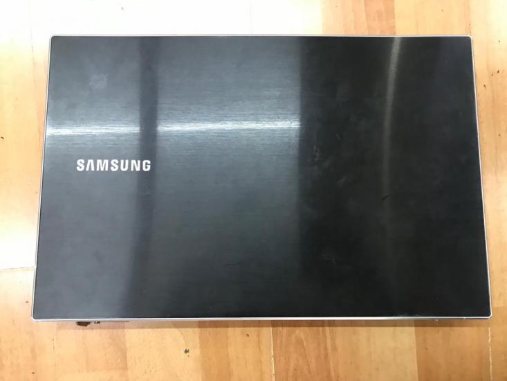 Samsung NP305V5A Lcd Cover Bezel ve Menteşe 