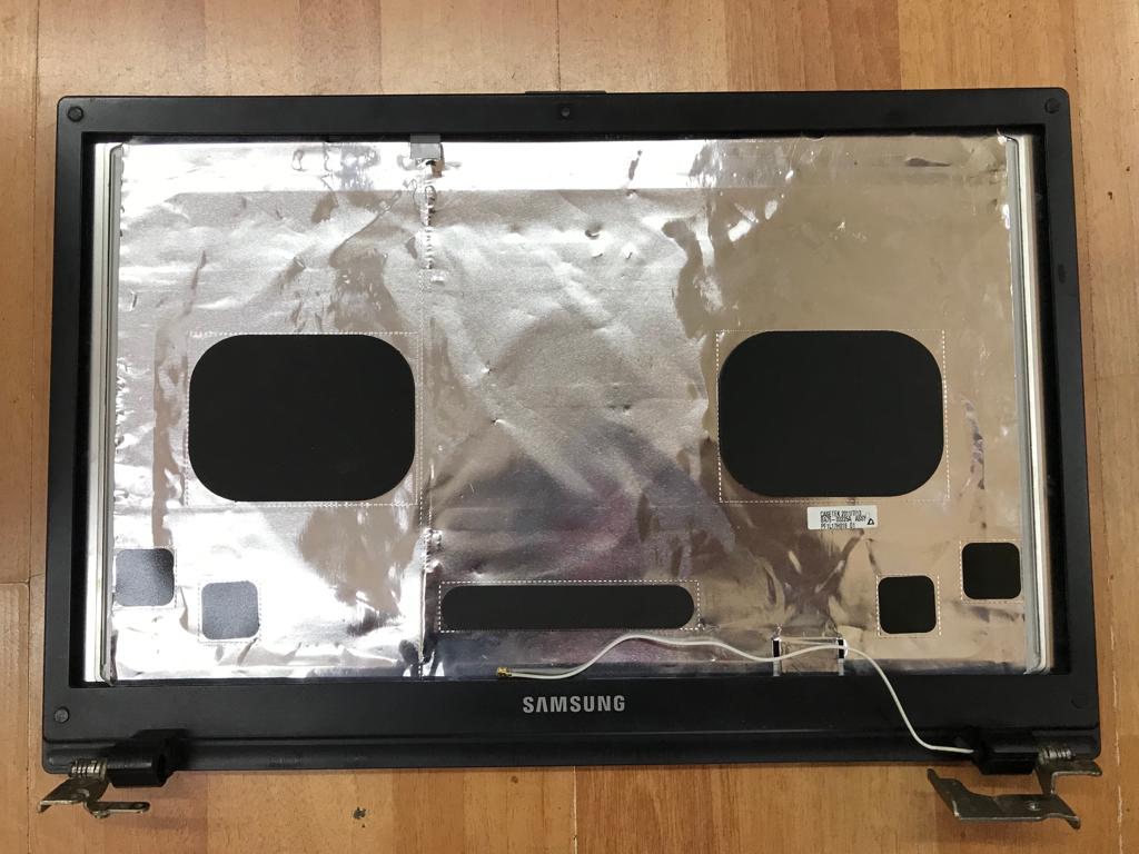 Samsung NP305V5A Lcd Cover Bezel ve Menteşe 